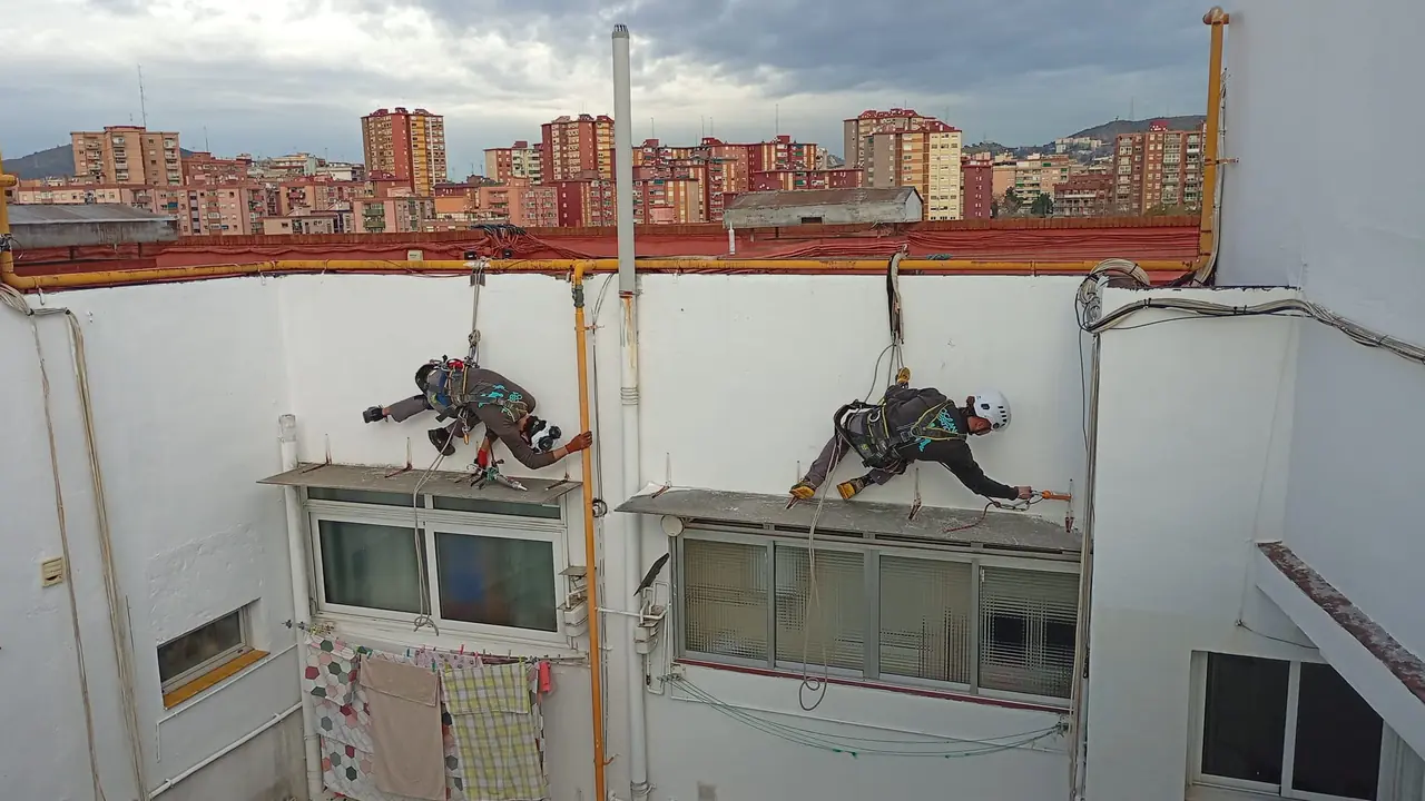 Equipo de Océano Vertical accediendo en altura a un patio interior