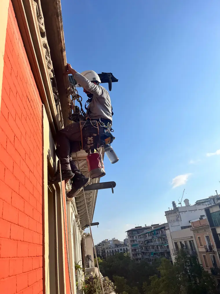 Descuelgue en fachada en Barcelona
