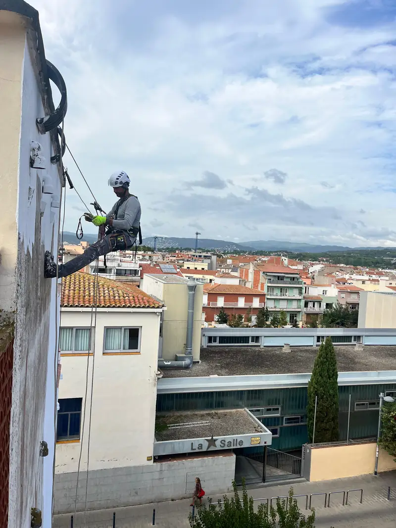 Trabajos verticales en fachada de comunidad