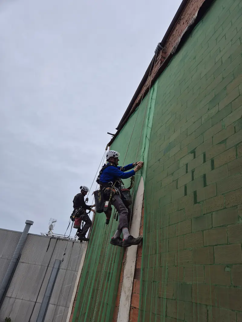 Acceso por cuerda en nave industrial